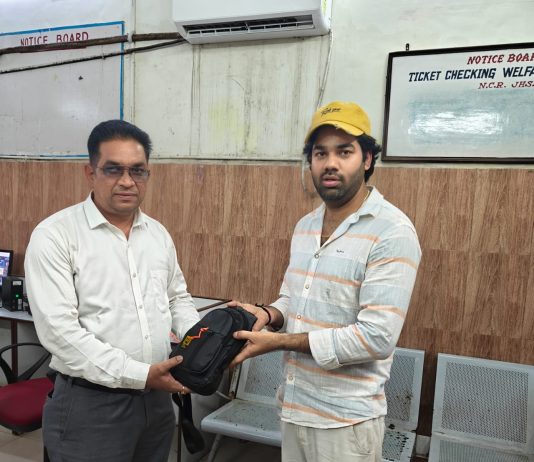 ईमानदारी की मिसाल बने टीटीई नीरज त्रिपाठी